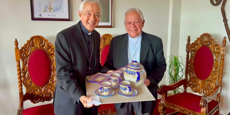 Mons. Víctor Sánchez Espinosa visita a Mons. Jorge Carlos Patrón Wong en Xalapa