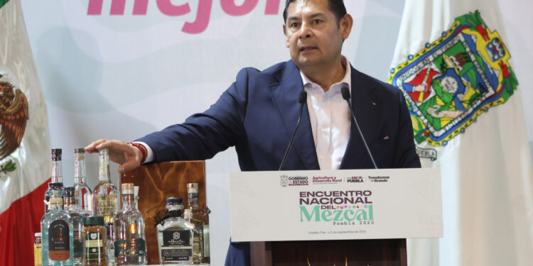 Puebla fortalece al sector mezcalero con entrega de equipo especializado