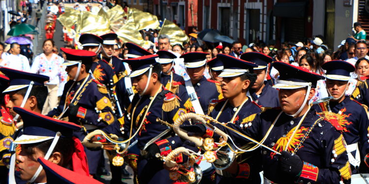 Puebla conmemora 216 años de la Independencia con desfile cívico-militar