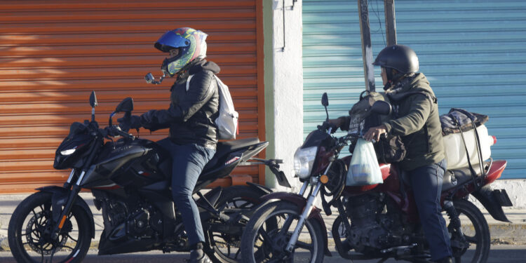 Suspenden temporalmente colocación de hologramas en cascos de motociclistas