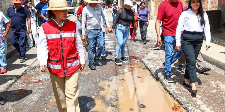 Tonantzin Fernández atiende rezago histórico en vialidades de Santiago Momoxpan y San Diego Cuachayotla