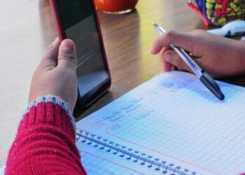 Preparan ley para regular uso de celulares y tabletas en escuelas de Puebla