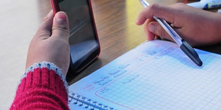 Preparan ley para regular uso de celulares y tabletas en escuelas de Puebla