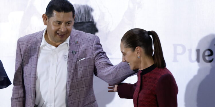 Sheinbaum destaca respaldo para más de 2 millones de poblanos durante informe en Puebla