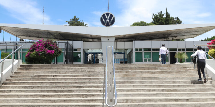 PAN pide a gobiernos de Puebla priorizar vehículos Volkswagen para respaldar empleos