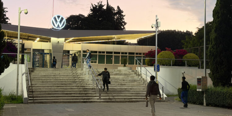 Rector de la UDLAP pide a autoparteras poblanas diversificar mercados ante situación de Volkswagen