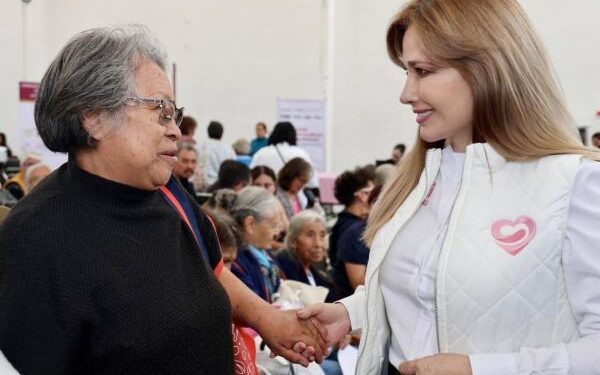 Beneficencia Pública y Ceci Arellano acercan apoyos auditivos y visuales a familias poblanas.