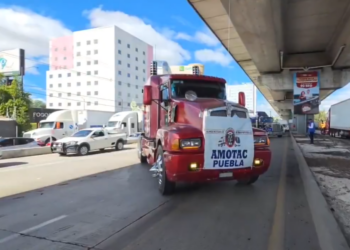 Transportistas de AMOTAC bloquean la México-Puebla por asesinato de uno de sus delegados
