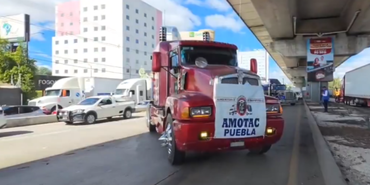 Transportistas de AMOTAC bloquean la México-Puebla por asesinato de uno de sus delegados