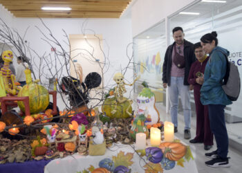 Universidad para Adultos BUAP celebra la tradición del Día de Muertos