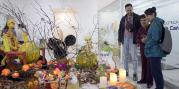 Universidad para Adultos BUAP celebra la tradición del Día de Muertos