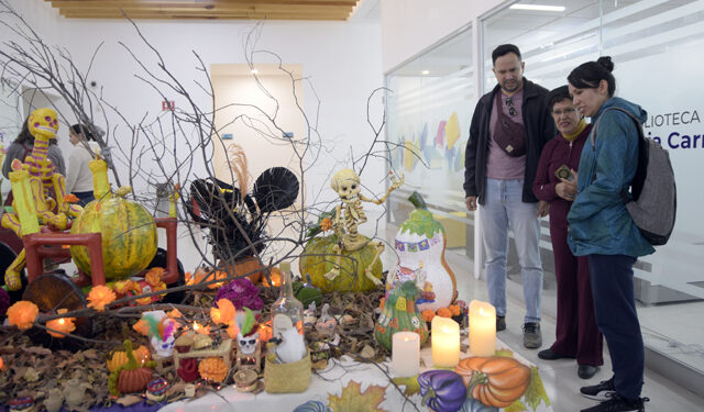 Universidad para Adultos BUAP celebra la tradición del Día de Muertos