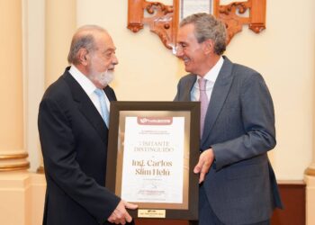 Entrega Pepe Chedraui reconocimiento de Visitante Distinguido a Carlos Slim