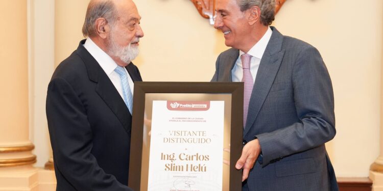 Entrega Pepe Chedraui reconocimiento de Visitante Distinguido a Carlos Slim