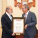 Entrega Pepe Chedraui reconocimiento de Visitante Distinguido a Carlos Slim