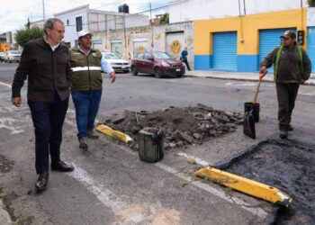 Verifica Pepe Chedraui labores de bacheo en colonia Los Volcanes
