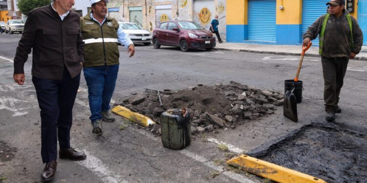Verifica Pepe Chedraui labores de bacheo en colonia Los Volcanes