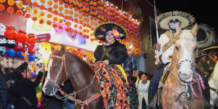 Encabeza Tonantzin Fernández Desfile de Animeros 2026