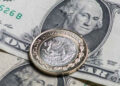 Peso registra su nivel más débil frente al dólar desde 2025