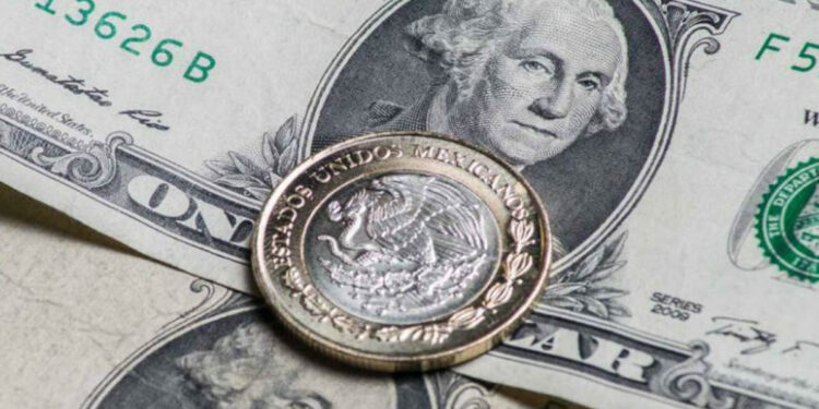 Peso registra su nivel más débil frente al dólar desde 2025