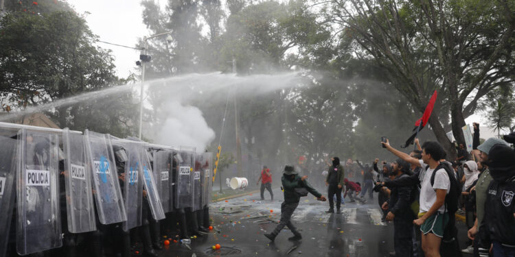 Amnistía Internacional exige localizar a manifestantes detenidos tras protesta en Guadalajara