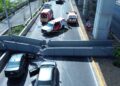Camión con maquinaria derriba puente peatonal en Monterrey
