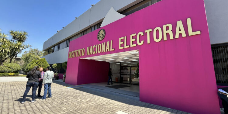Evacuan sede central del INE por fuga de combustible