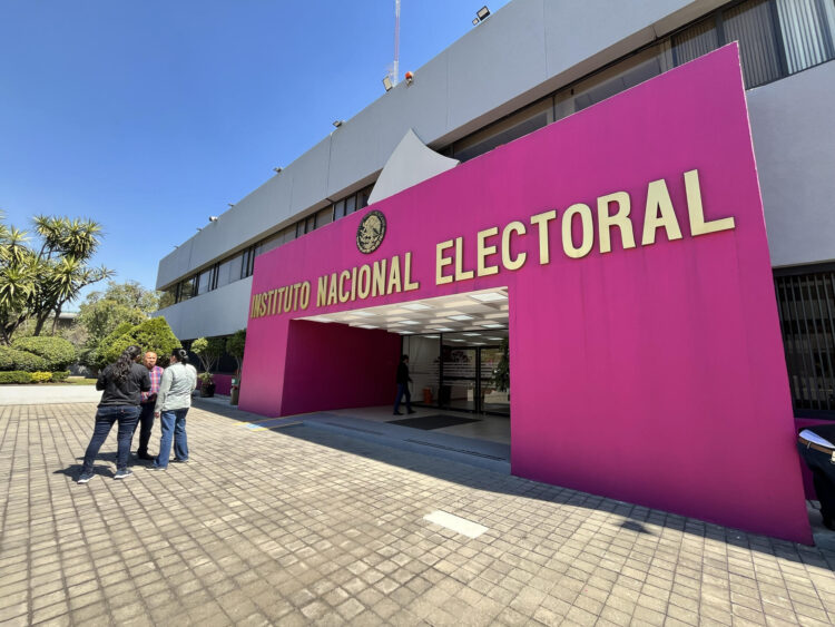 MEX3705. CIUDAD DE MÉXICO (MÉXICO), 07/04/2024.-Fotografía del 04 de marzo del 2024, que muestra la fachada principal del Instituto Nacional Electoral (INE), en la Ciudad de México(México). El Instituto Nacional Electoral (INE) mexicano prende los motores para el primer debate presidencial entre los tres candidatos, la oficialista Claudia Sheinbaum y los opositores Xóchitl Gálvez y Jorge Álvarez Máynez, que se celebra la noche de este domingo. EFE/ Sáshenka Gutiérrez