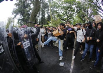 Trasladan a Puente Grande a detenidos en manifestación por agua contaminada