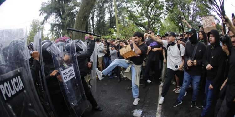 Trasladan a Puente Grande a detenidos en manifestación por agua contaminada