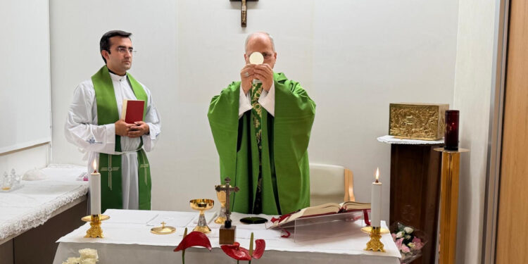 Vaticano publican primeras fotos de León XIV tras su operación e informa sobre su estado de salud