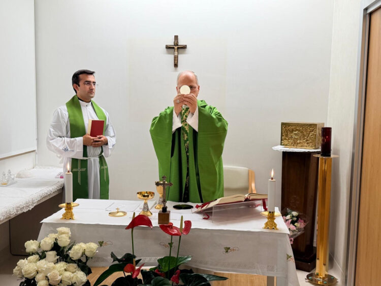 ROMA, 16/10/2026.- El Vaticano ha publicado este viernes la primera imagen del papa León XIV tras su operación de pulmón, oficiando misa junto a su secretario personal, el peruano Edgar Rimaycuna, en el hospital romano donde continúa ingresado. Las dos fotografías, que muestran al papa con un aparente buen aspecto, fueron tomadas este mediodía de viernes en la sala habilitada en la décima planta del hospital Gemelli de Roma para acoger al pontífice durante su convalecencia, ya que el apartamento privado que posee el Vaticano está en obras. EFE/ Vatican Media/SOLO USO EDITORIAL/SOLO DISPONIBLE PARA ILUSTRAR LA NOTICIA QUE ACOMPAÑA (CRÉDITO OBLIGATORIO)