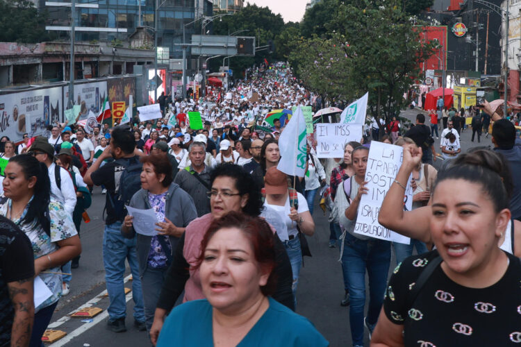 MEX5508. CIUDAD DE MÉXICO (MÉXICO), 13/10/2026.- Trabajadores del Instituto Mexicano del Seguro Social (IMSS) acompañados por contingentes de Petróleos Mexicanos (Pemex) y Luz y Fuerza del Centro se manifiestan en demanda de abasto de medicamentos y de mejoras salariales este martes, en Ciudad de México (México) EFE/ Madla Hartz