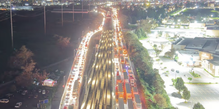 Bloqueo por desaparecidos supera 19 horas en la autopista México-Toluca
