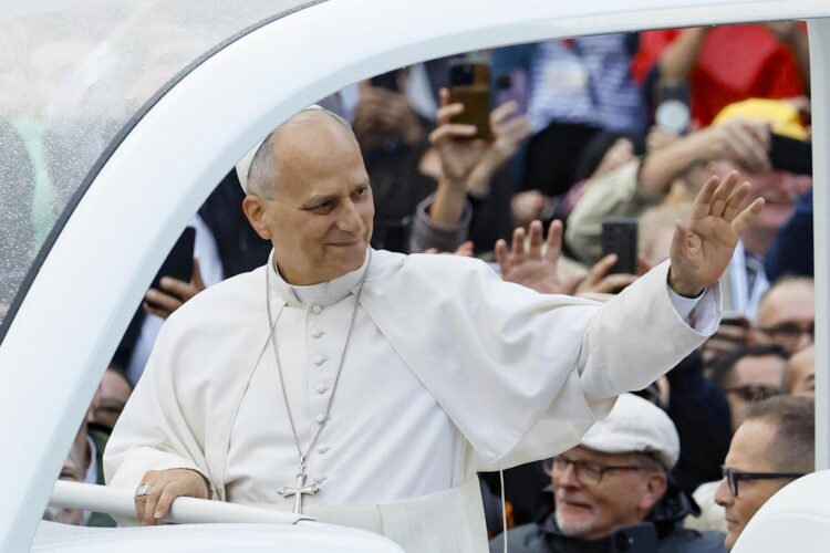 El papa León XIV saluda a los fieles desde el papamóvil este miércoles 21 de octubre durante su audiencia general semanal, en la Ciudad del Vaticano, mientras continúa su recuperación postoperatoria en el Palacio Apostólico tras su cirugía por adenocarcinoma pulmonar el 13 de octubre. EFE/EPA/FABIO FRUSTACI