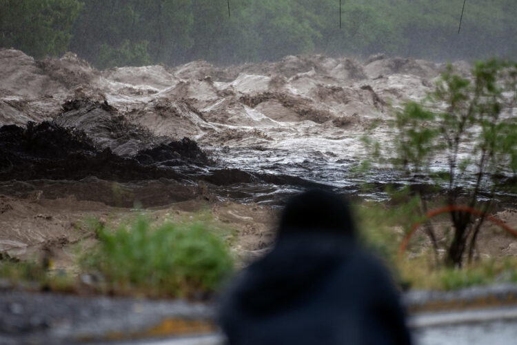 El desbordamiento de ríos y arroyos ha obligado a las autoridades a realizar evacuaciones preventivas y rescates en los municipios de Agua Dulce, Coatzacoalcos, Ixhuatlán del Sureste, Las Choapas, Moloacán y Nanchital. Fotografía de archivo. EFE/Miguel Sierra