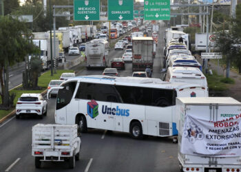 Paro de transportistas divide al sector entre protestas y diálogo con Gobierno