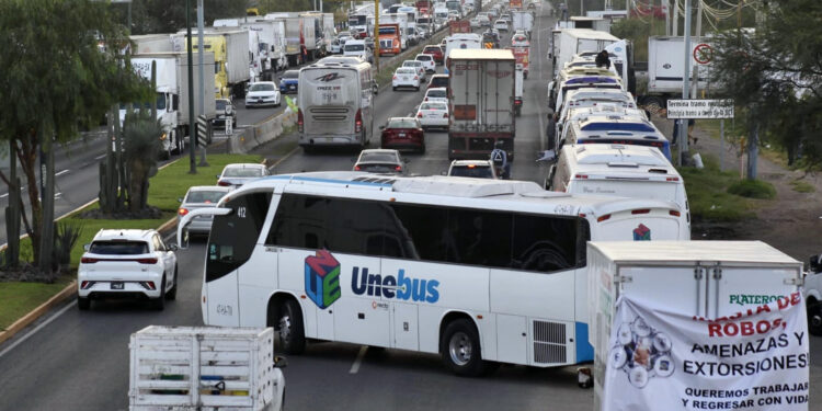Paro de transportistas divide al sector entre protestas y diálogo con Gobierno