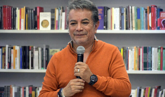 El humor, una vía para lidiar con el caos: Freddy Ortega
