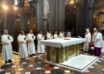 Ordena arzobispo de Puebla a siete nuevos diáconos permanentes