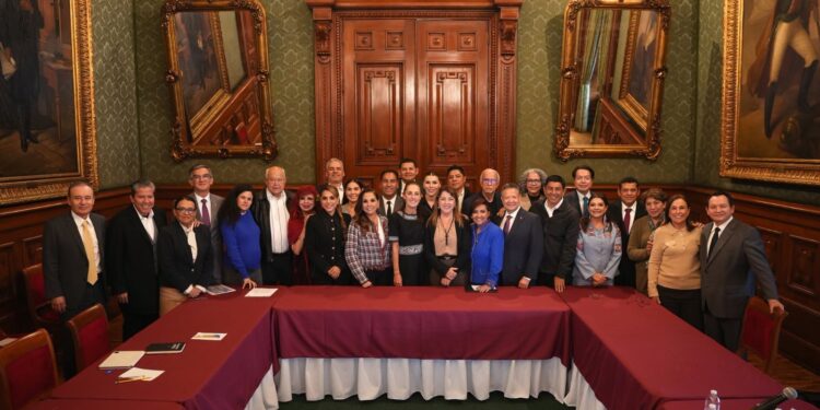 Armenta refrenda coordinación con Sheinbaum en vivienda y salud durante reunión en Palacio Nacional