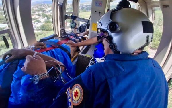 Trasladan en ambulancia aérea a paciente con tumor cerebral de Acatlán a Tehuacán