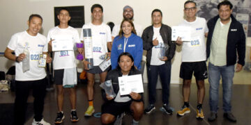 Trabajadores de la BUAP ponen a prueba su resistencia en la Carrera Vertical 2026