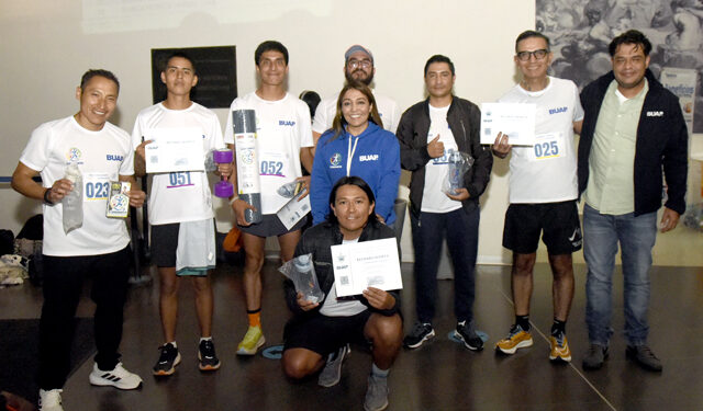 Trabajadores de la BUAP ponen a prueba su resistencia en la Carrera Vertical 2026