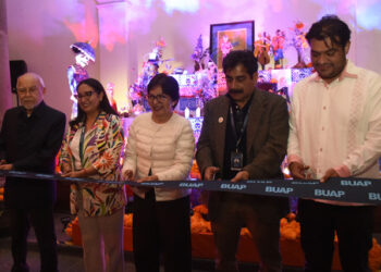 BUAP inaugura temporada de Día de Muertos con altar dedicado a artistas universitarios