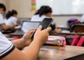 A partir del 3 de noviembre restringirán el uso de celulares en escuelas del nivel básico en México