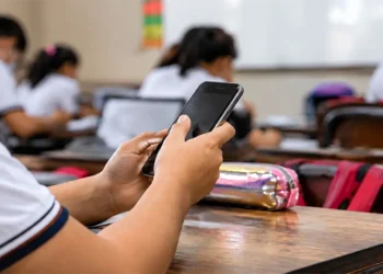 A partir del 3 de noviembre restringirán el uso de celulares en escuelas del nivel básico en México