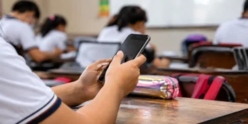 A partir del 3 de noviembre restringirán el uso de celulares en escuelas del nivel básico en México