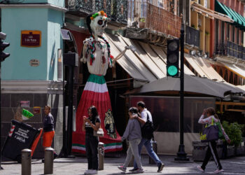 Catrinas monumentales invitan a tomarse la foto en el Centro Histórico de Puebla