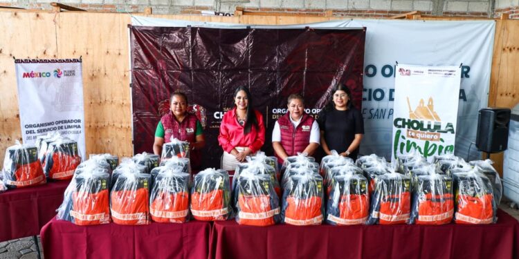 Tonantzin Fernández entrega 75 uniformes al personal de limpia de San Pedro Cholula